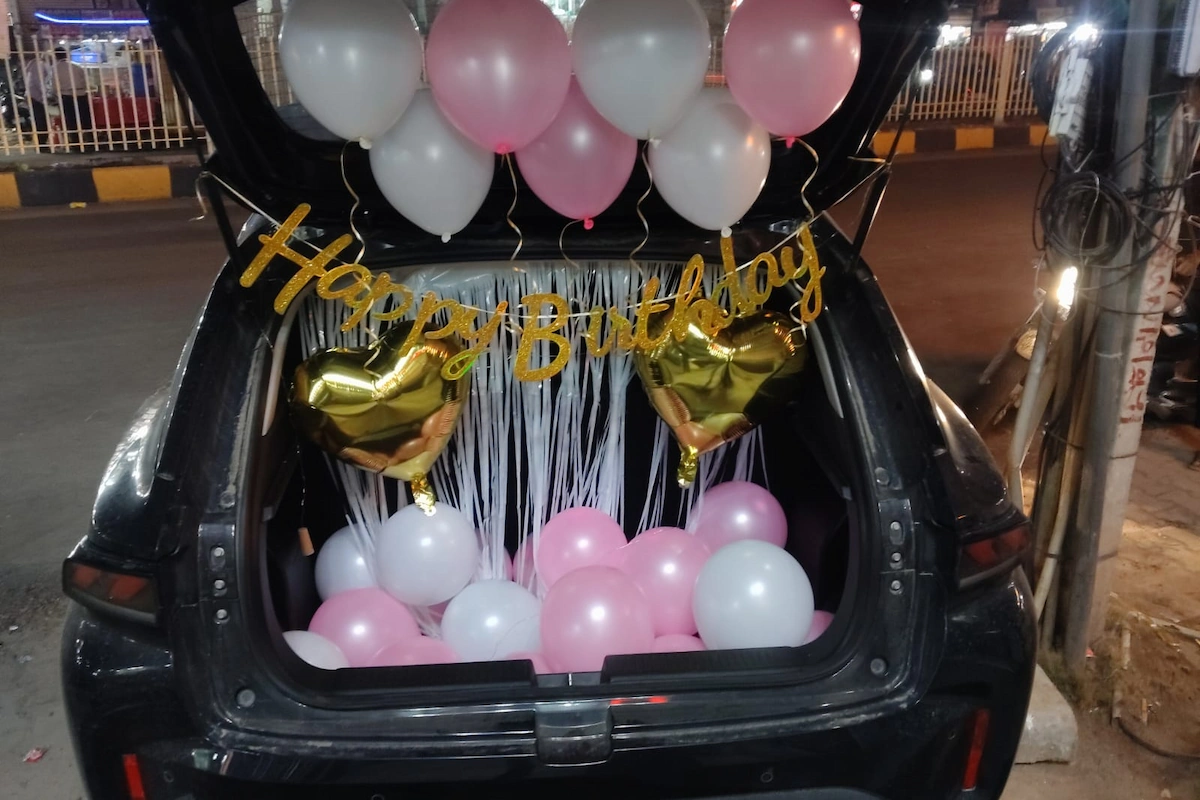 Car boot surprise decoration with balloons